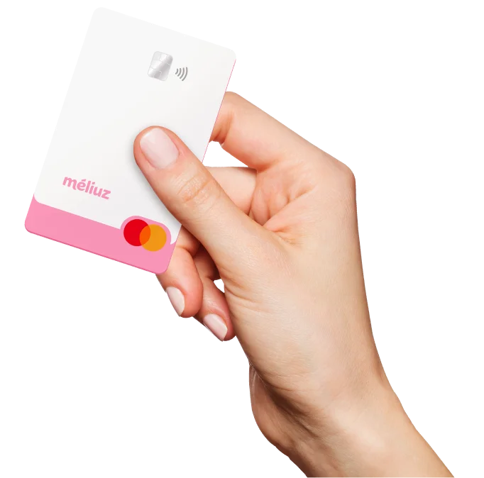mão segurando cartão pré pago da Conta Méliuz