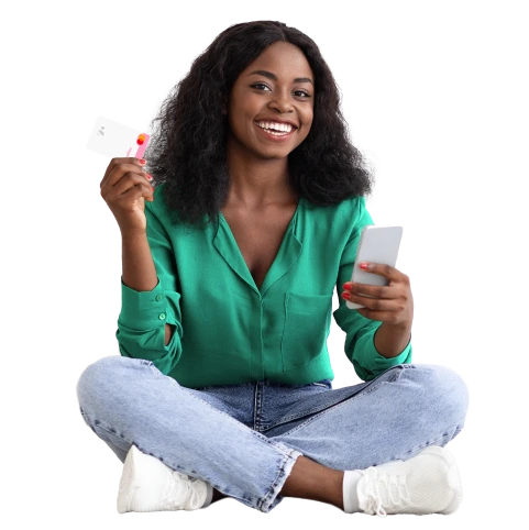 moça sorrindo segurando cartão pré pago da Conta Méliuz